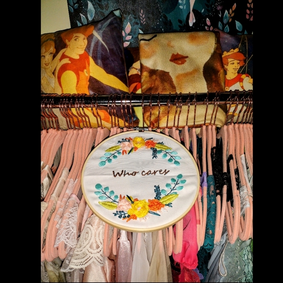 🧡 Hand Embroidered floral Who Cares - Picture 2 of 16